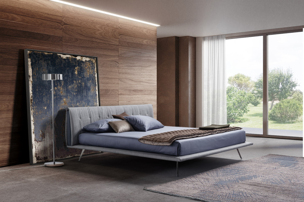 Geräumiges Modernes Schlafzimmer mit brauner Wandfarbe, hellem Holzboden, beigem Boden und Holzwänden in Mailand