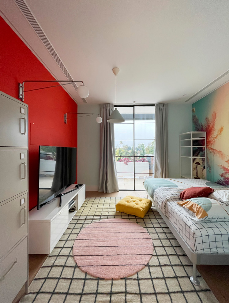 Cette image montre une chambre d'enfant ethnique de taille moyenne avec un sol en bois brun, un sol marron, du papier peint et un mur rouge.