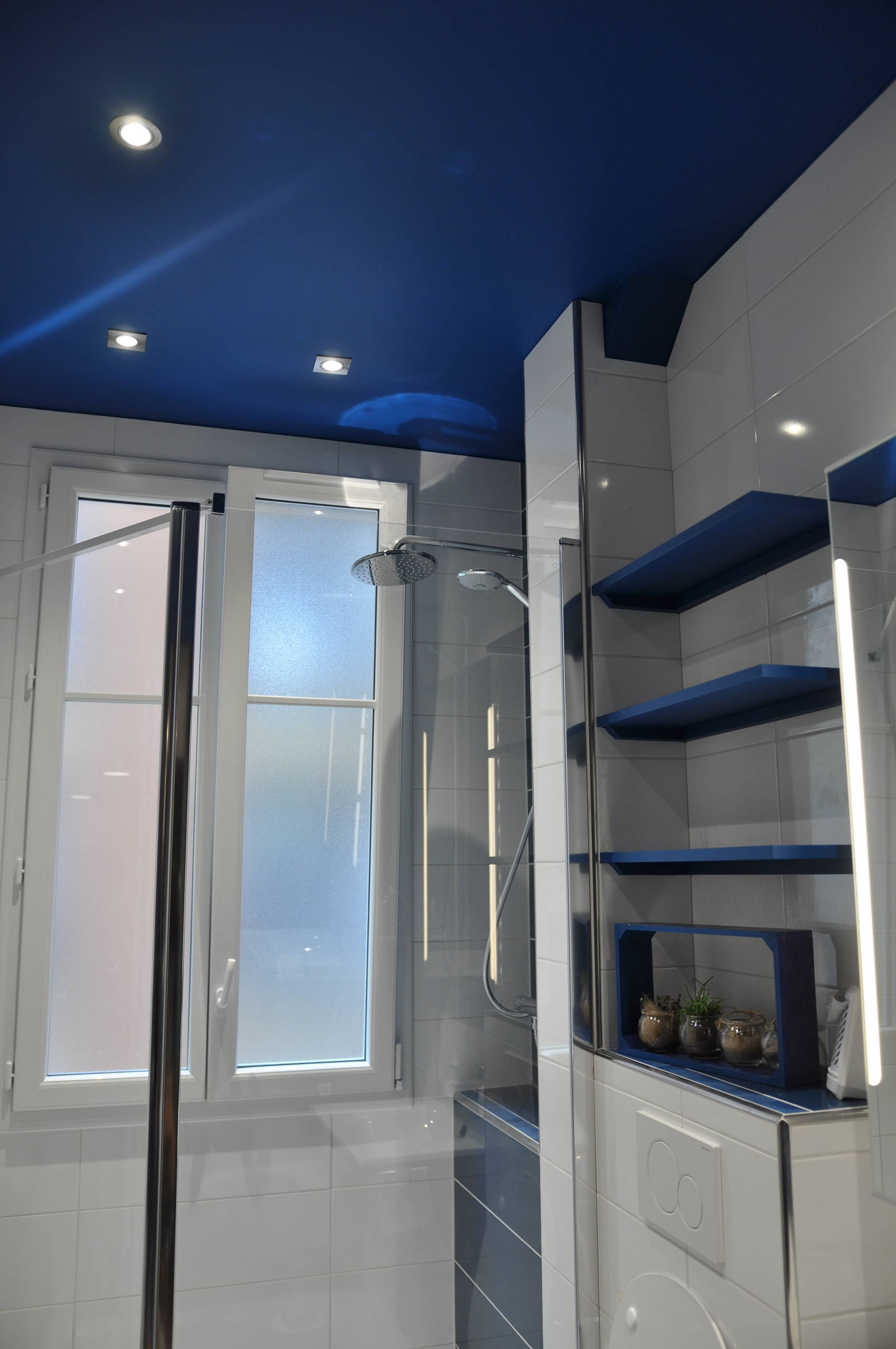 salle de bain bleu et blanc