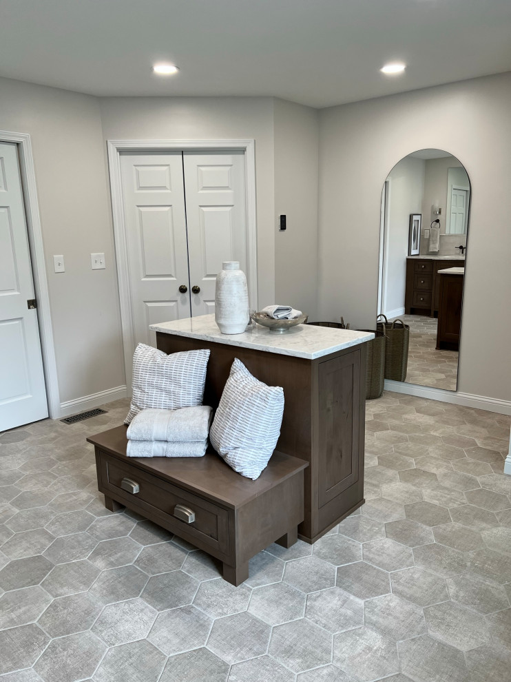 Inspiration for a large transitional home design remodel in Cincinnati
