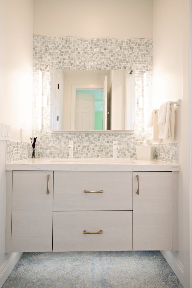 Exempel på ett litet maritimt vit vitt badrum för barn, med släta luckor, vita skåp, en dusch i en alkov, flerfärgad kakel, mosaik, grå väggar, klinkergolv i keramik, ett undermonterad handfat, bänkskiva i kvarts, blått golv och dusch med gångjärnsdörr