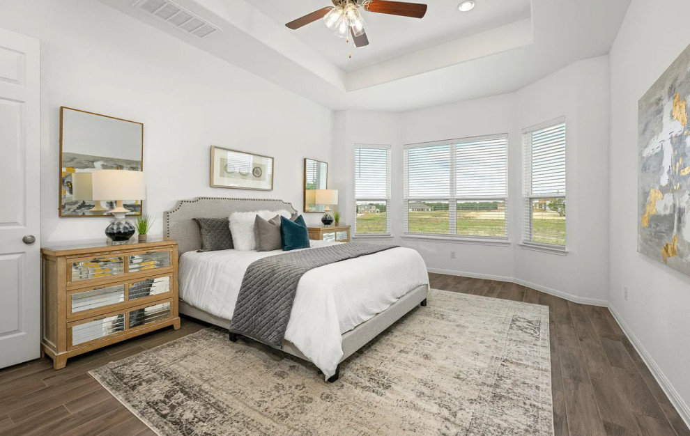 Example of a transitional home design design in Austin