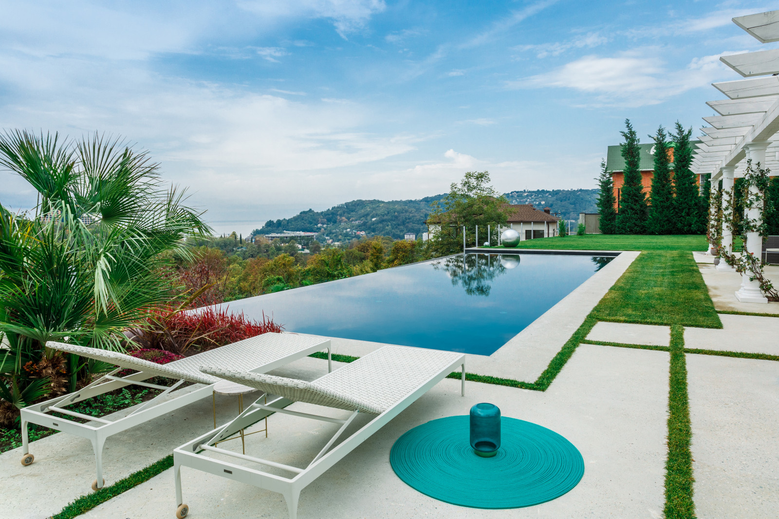 Бассейн переливного типа •Infinity• в Сочи.