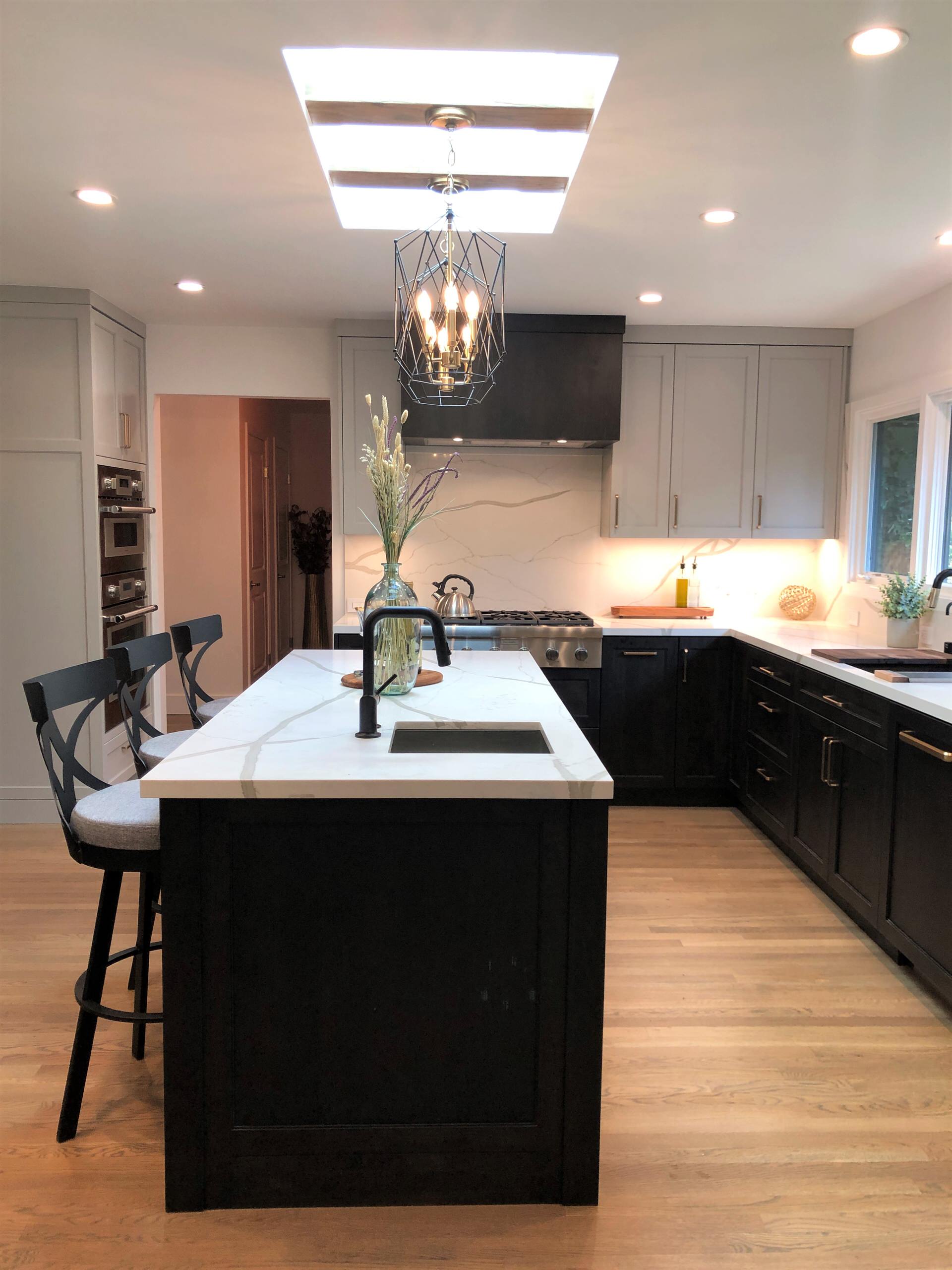 The kitchen, the heart of any home, was reimagined with a delicate balance between function and aesthetics. The client had an unyielding vision for this space: a blank canvas that would serve as a bac