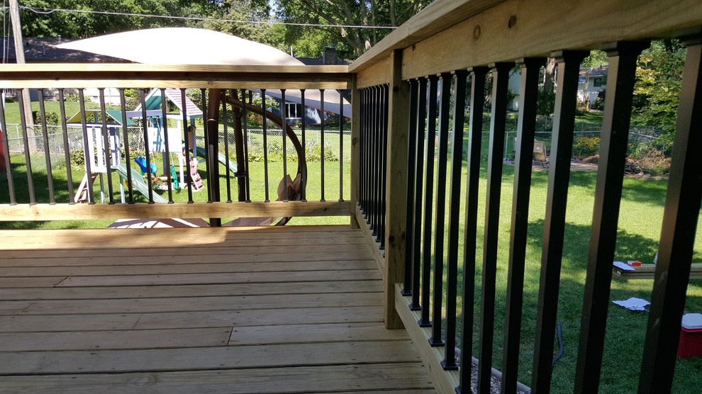 Arts and crafts deck photo in Cedar Rapids