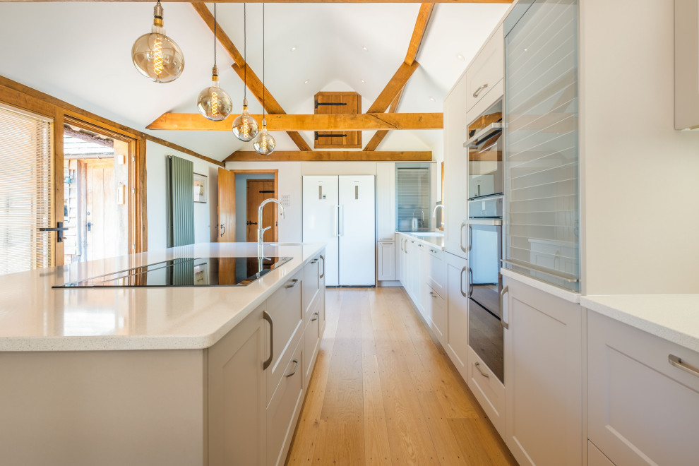 Mittelgroße Moderne Wohnküche mit Kücheninsel in Sussex
