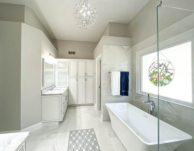 Elegant White Onyx Master Bathroom modern-badezimmer