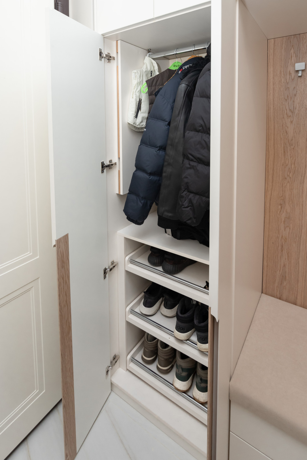 Гардероб и шкаф в прихожую в минималистичном стиле