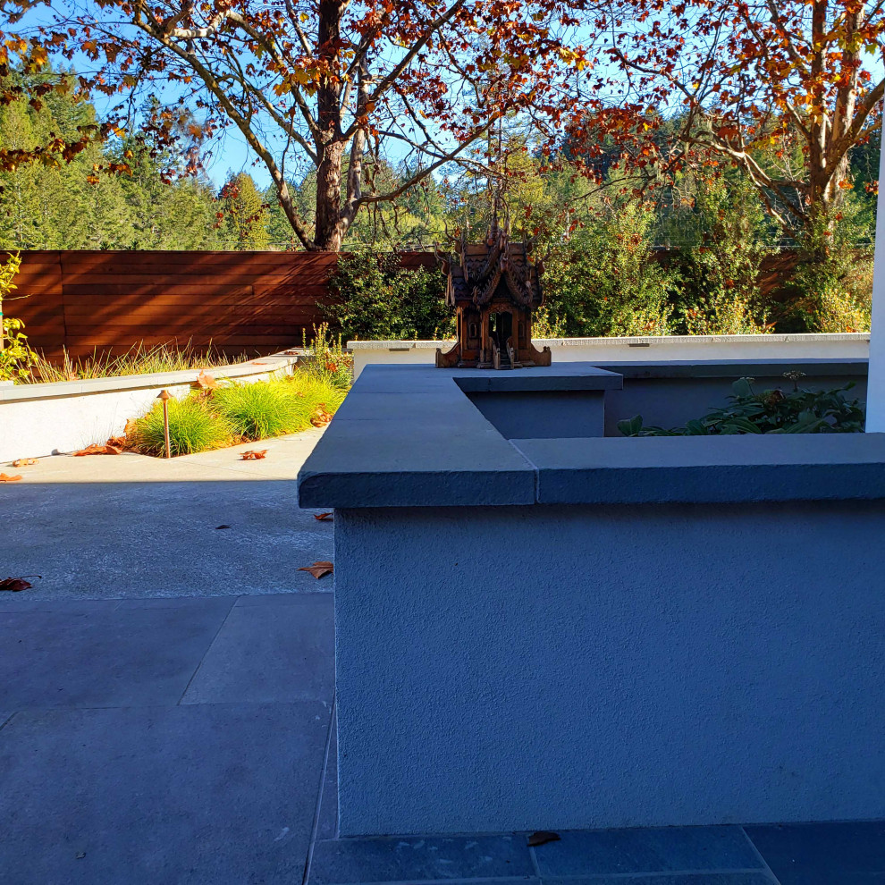 Свежая идея для дизайна: регулярный сад среднего размера на внутреннем дворе в стиле модернизм с перегородкой для приватности, покрытием из каменной брусчатки, с деревянным забором и полуденной тенью - отличное фото интерьера