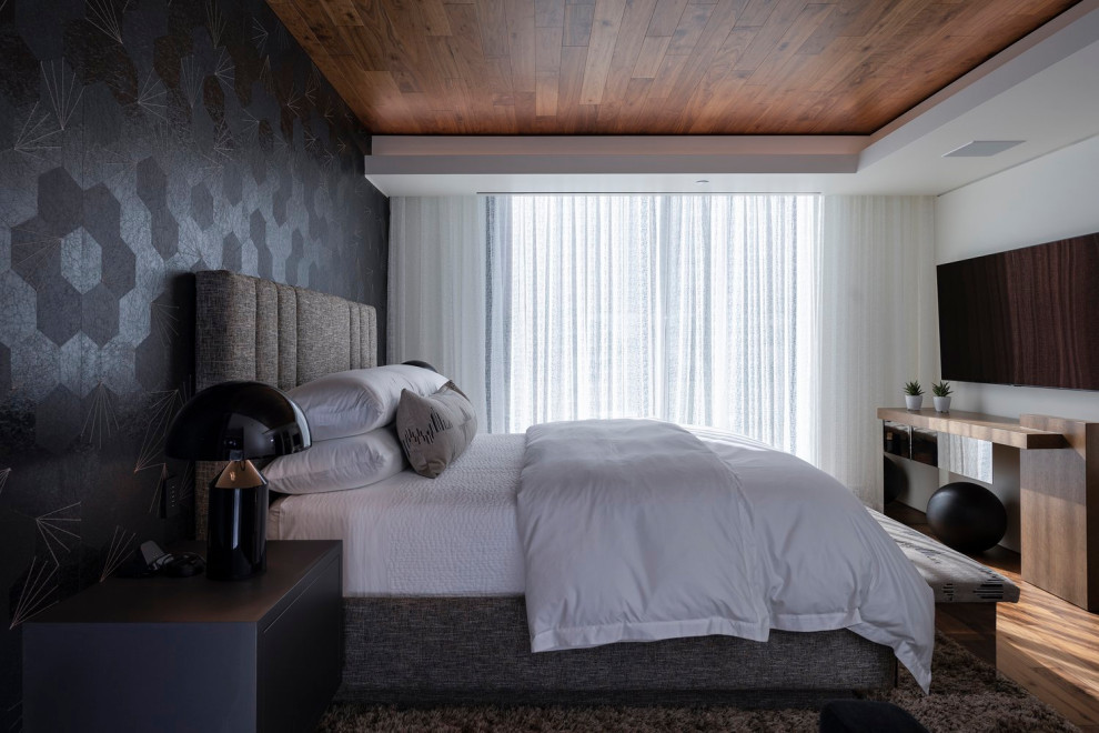 Свежая идея для дизайна: гостевая спальня среднего размера, (комната для гостей) в стиле модернизм с черными стенами, коричневым полом и многоуровневым потолком - отличное фото интерьера