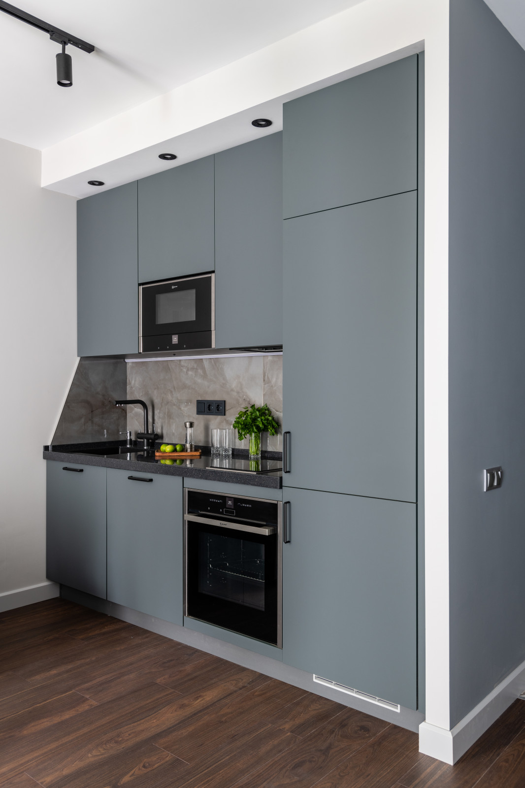 Серый, изумрудный и ягодный