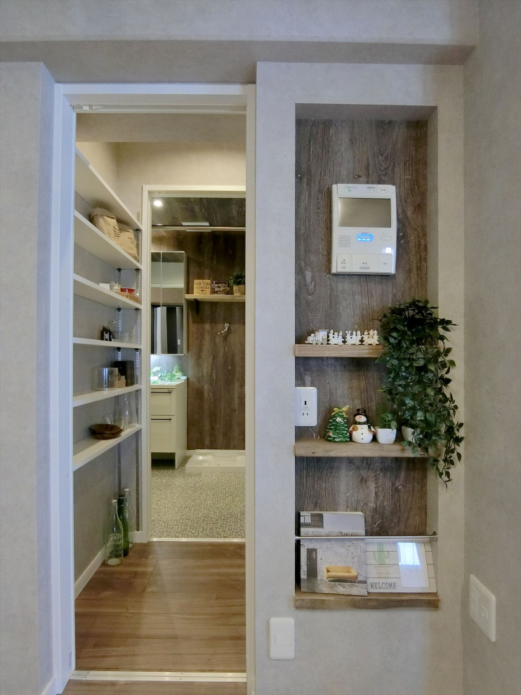 Example of a minimalist closet design in Osaka