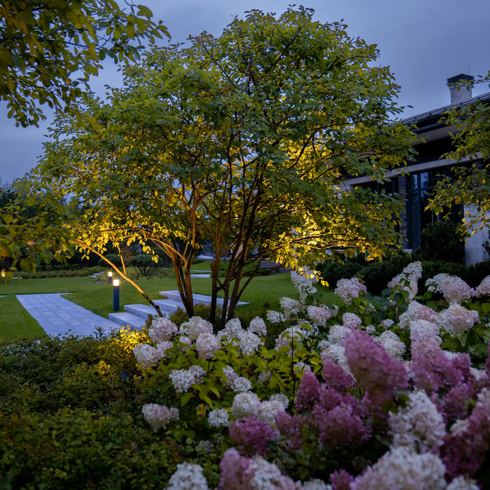 Стильный дизайн: солнечный, осенний участок и сад на заднем дворе в стиле модернизм с хорошей освещенностью, покрытием из каменной брусчатки и с металлическим забором - последний тренд