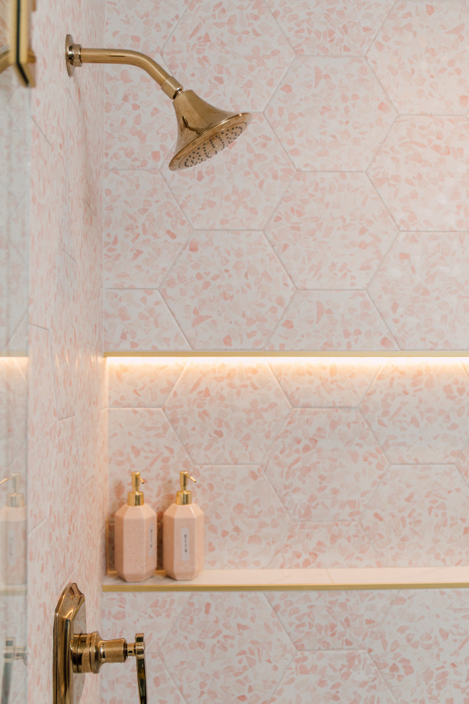 Свежая идея для дизайна: ванная комната среднего размера в стиле ретро с плоскими фасадами, белыми фасадами, душем без бортиков, раздельным унитазом, розовой плиткой, керамогранитной плиткой, белыми стенами, полом из керамогранита, душевой кабиной, монолитной раковиной, столешницей из искусственного камня, белым полом, душем с распашными дверями, белой столешницей, нишей, тумбой под две раковины, подвесной тумбой и обоями на стенах - отличное фото интерьера