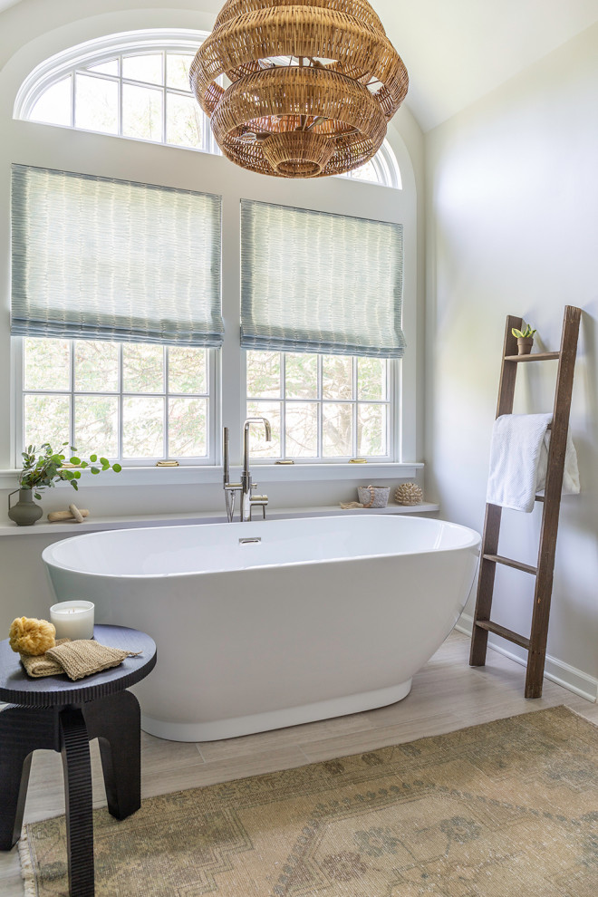 Inspiration för ett vintage en-suite badrum, med ett fristående badkar, vita väggar, klinkergolv i porslin och grått golv