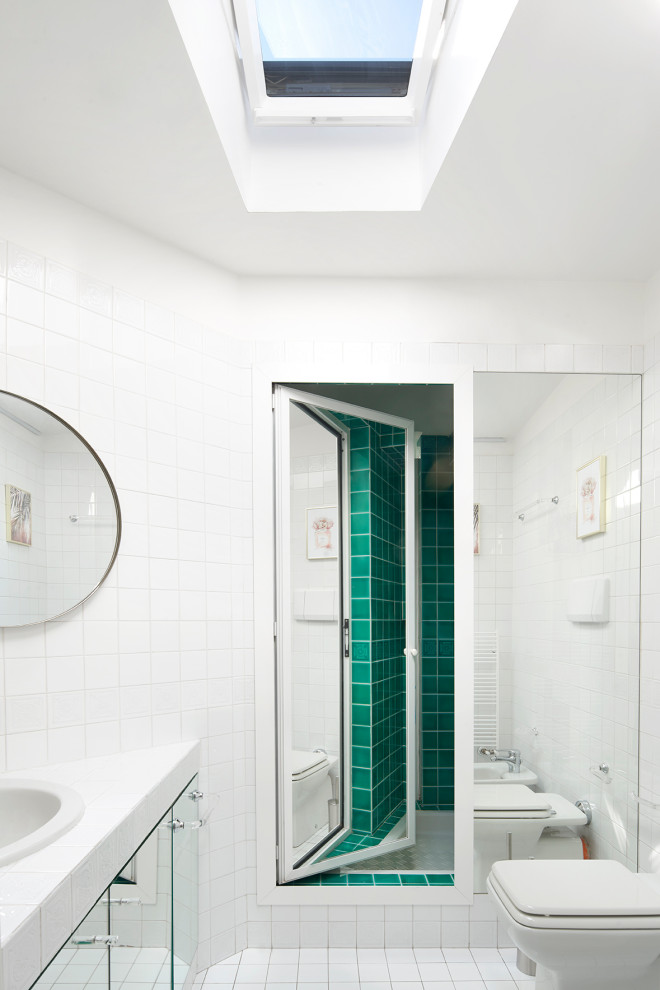 Bild på ett stort vintage grön grönt toalett, med luckor med profilerade fronter, gröna skåp, grön kakel, keramikplattor, vita väggar, klinkergolv i keramik, ett nedsänkt handfat, kaklad bänkskiva och grönt golv