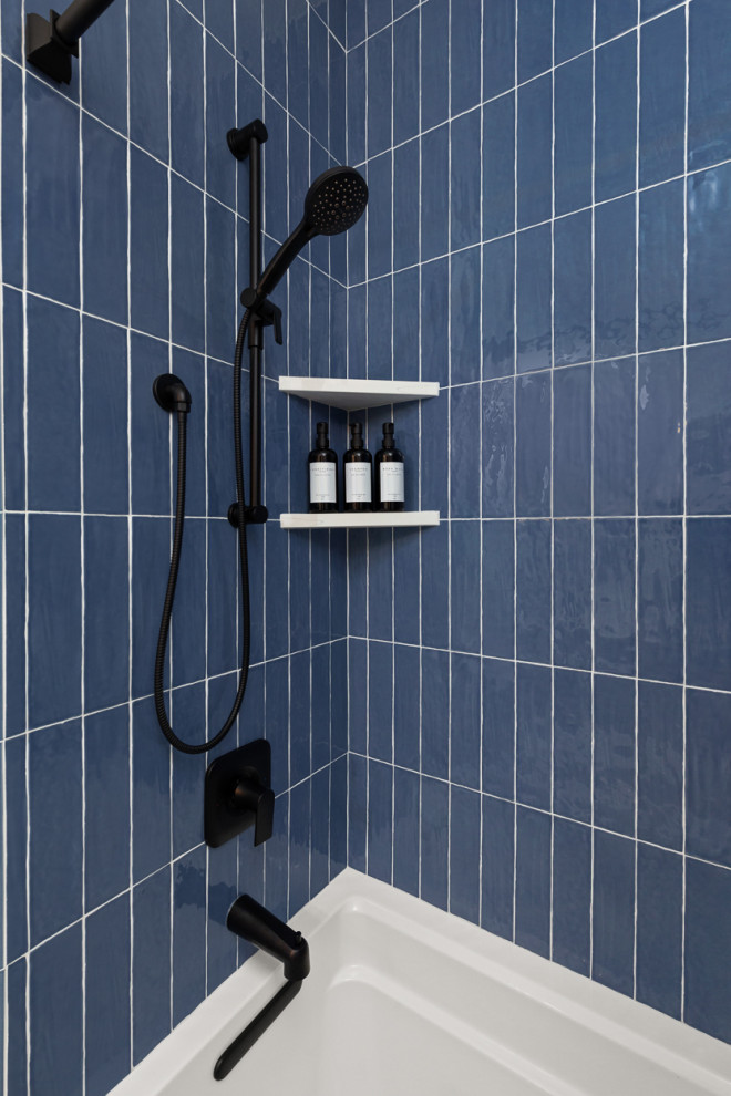 Immagine di una stanza da bagno country con ante in stile shaker, vasca ad alcova, vasca/doccia, piastrelle blu, piastrelle in ceramica, lavabo sottopiano, top in quarzo composito, doccia con tenda e un lavabo