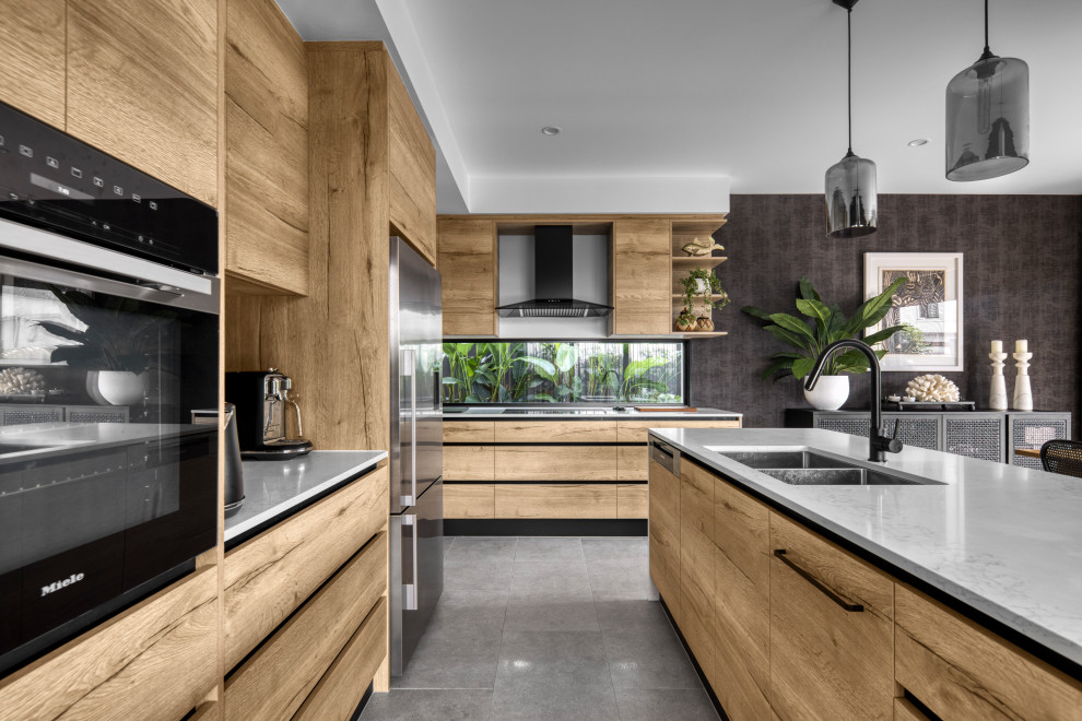 This is an example of a tropical kitchen in Gold Coast - Tweed.