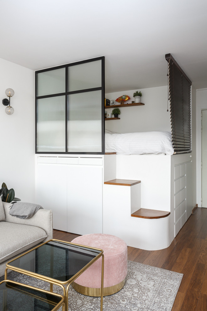 Идея дизайна: маленькая открытая гостиная комната с белыми стенами, темным паркетным полом, отдельно стоящим телевизором и коричневым полом без камина для на участке и в саду