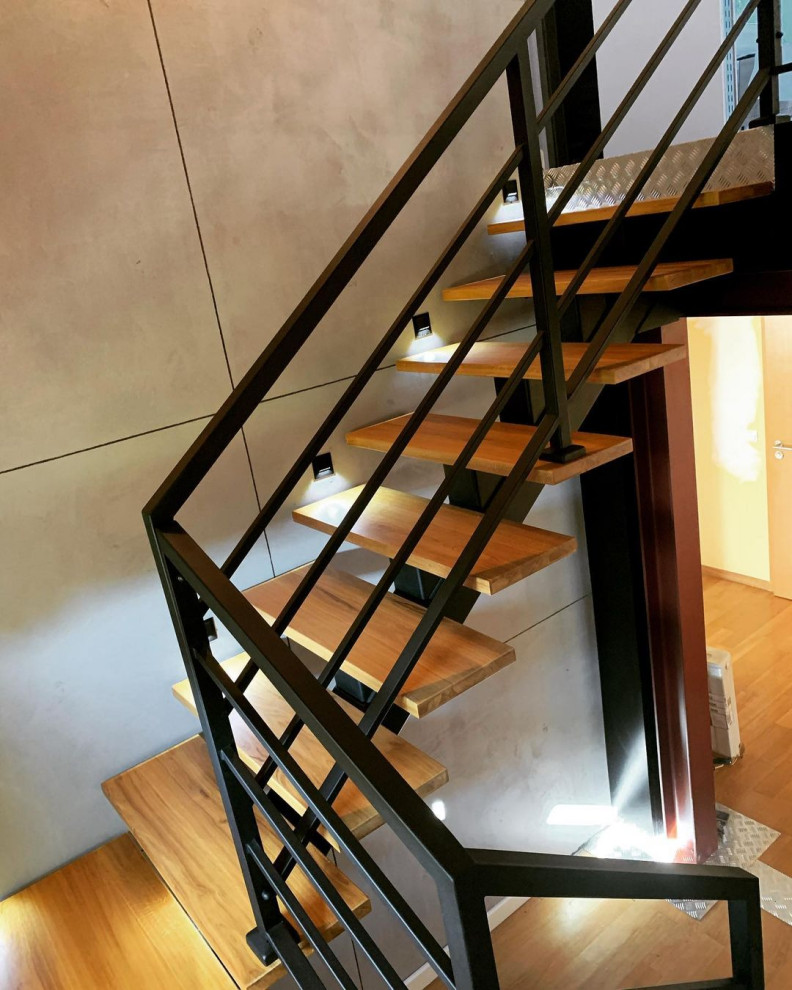 Diseño de escalera en U contemporánea de tamaño medio con escalones de madera, contrahuellas de madera y barandilla de metal