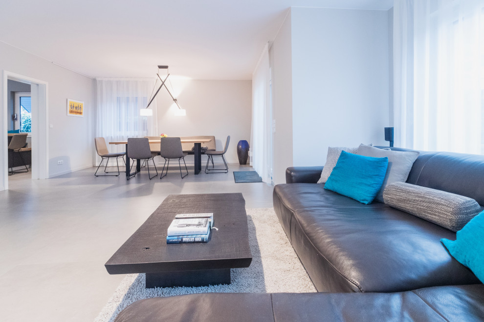 Mittelgroßes, Offenes Modernes Wohnzimmer mit grauer Wandfarbe, Keramikboden, TV-Wand und beigem Boden in Frankfurt am Main