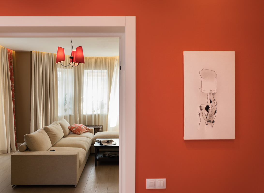 Яркий дом в пригороде