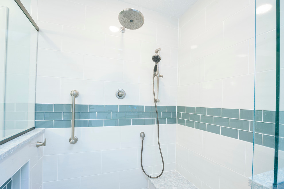 На фото: главная ванная комната среднего размера в стиле неоклассика (современная классика) с фасадами в стиле шейкер, белыми фасадами, угловым душем, белой плиткой, цементной плиткой, синими стенами и полом из винила с