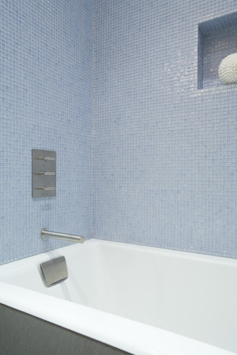 Alta Plaza Residence modern-bathroom