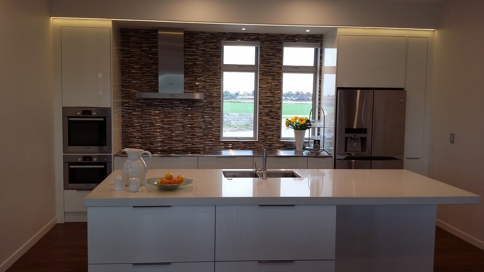 Photo of a modern kitchen in Hamilton.
