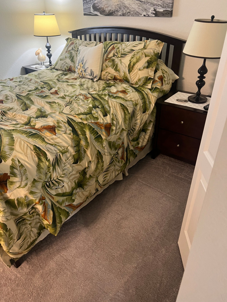 Ejemplo de habitación de invitados clásica de tamaño medio con paredes beige, moqueta, suelo gris y bandeja