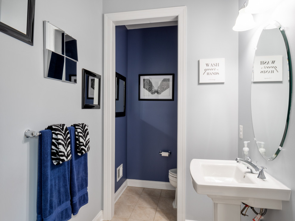 Immagine di una stanza da bagno minimal di medie dimensioni con WC monopezzo, pareti blu, pavimento con piastrelle in ceramica, lavabo a colonna, pavimento beige, toilette, un lavabo, mobile bagno freestanding e soffitto ribassato