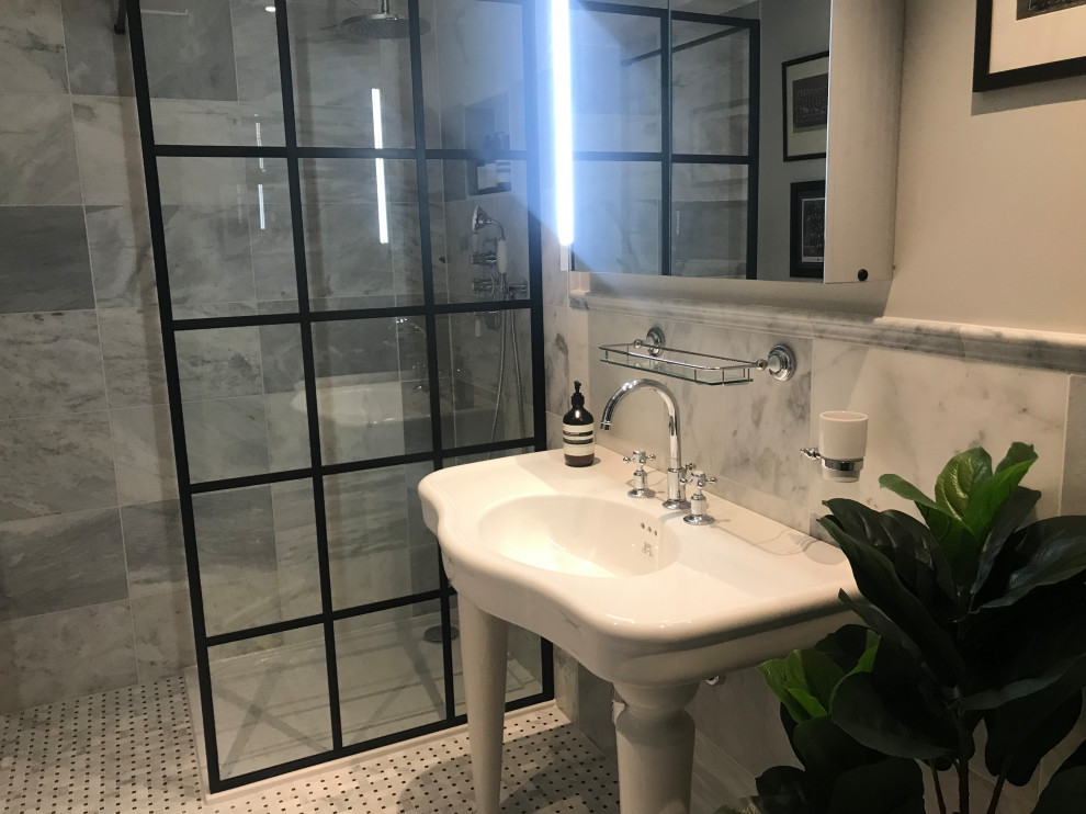 Foto de cuarto de baño único y gris y negro minimalista de tamaño medio con ducha abierta, sanitario de una pieza, paredes blancas, suelo con mosaicos de baldosas, aseo y ducha, suelo blanco y ducha abierta