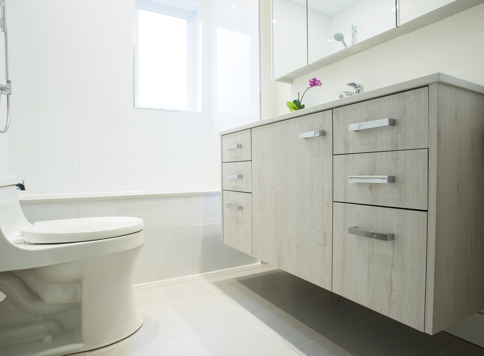 Example of a transitional bathroom design in Toronto