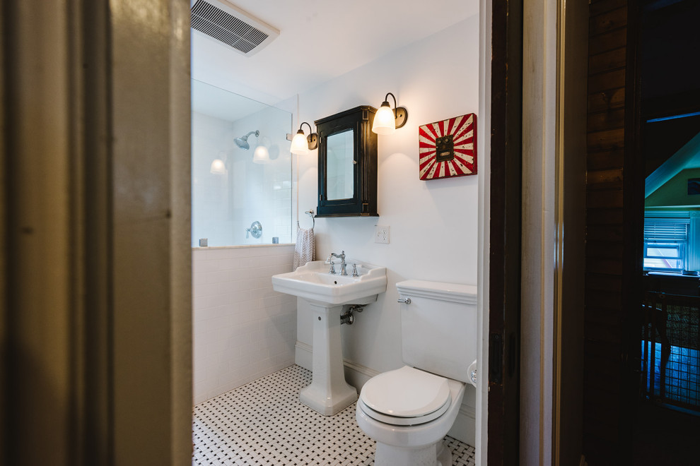 ボストンにある高級な小さなヴィクトリアン調のおしゃれなマスターバスルーム (オープン型シャワー、モノトーンのタイル、サブウェイタイル、磁器タイルの床、ペデスタルシンク、開き戸のシャワー) の写真