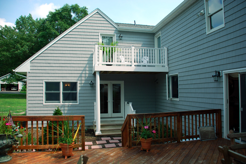Inspiration for a mid-sized timeless backyard deck remodel in New York with no cover