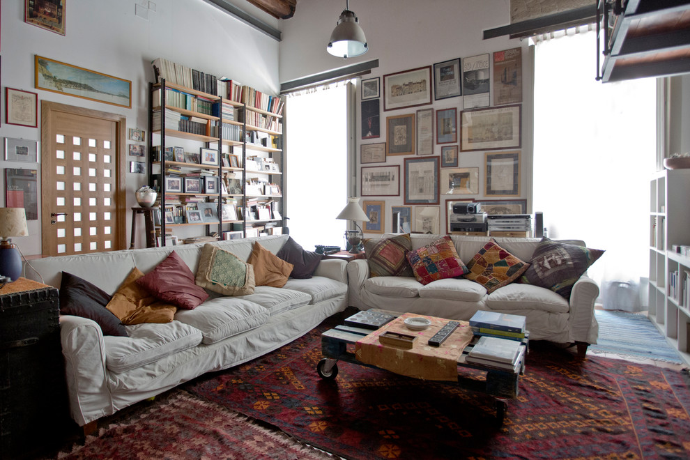 This is an example of an eclectic home design in Naples.
