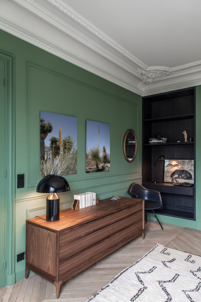 Идея дизайна: большая хозяйская спальня в современном стиле с зелеными стенами, паркетным полом среднего тона, коричневым полом и панелями на стенах без камина
