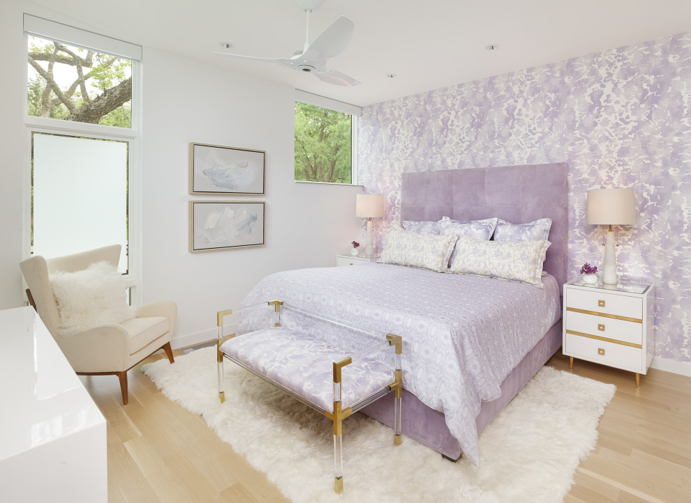 На фото: маленькая хозяйская спальня в стиле модернизм с фиолетовыми стенами, светлым паркетным полом, бежевым полом и обоями на стенах без камина для на участке и в саду с