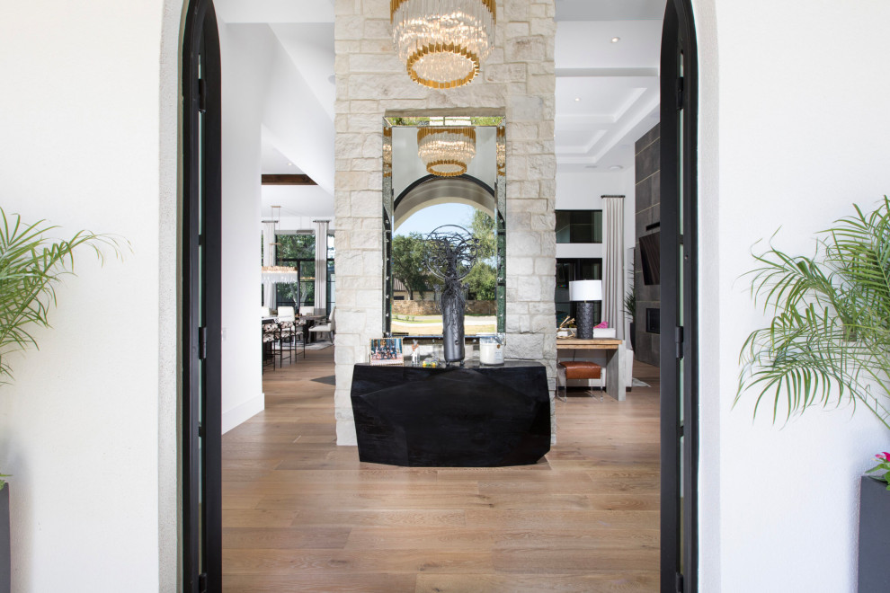 Transitional entryway photo in Austin