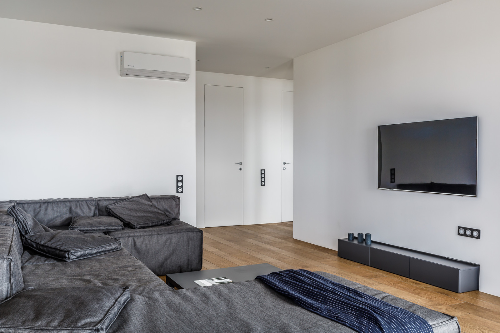 Над городом - интерьер в стиле экоминимализм для холостяка