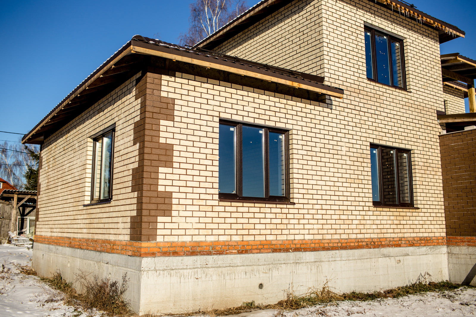 Шоколадно-коричневые пластиковые окна для загородного дома