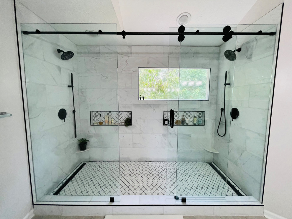 Cette image montre une grande salle de bain principale minimaliste avec une douche double, un carrelage blanc, des carreaux de porcelaine et une cabine de douche à porte coulissante.