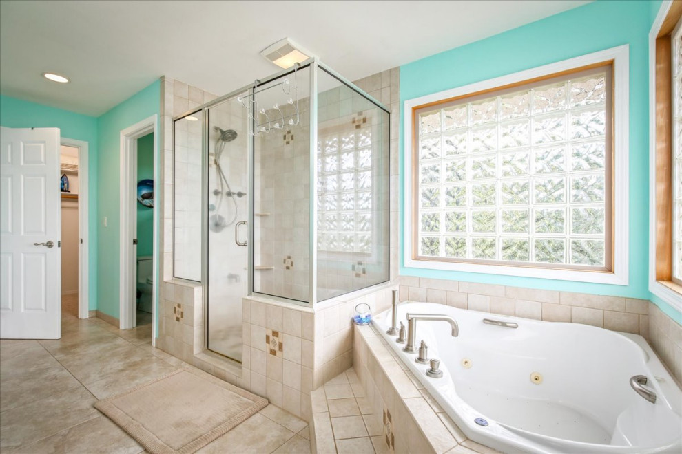 Стильный дизайн: ванная комната среднего размера в морском стиле - последний тренд