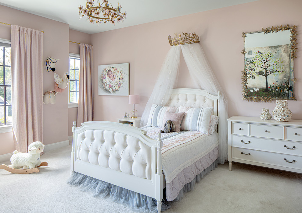 Стильный дизайн: большая детская в классическом стиле с спальным местом, розовыми стенами и ковровым покрытием для ребенка от 1 до 3 лет, девочки - последний тренд