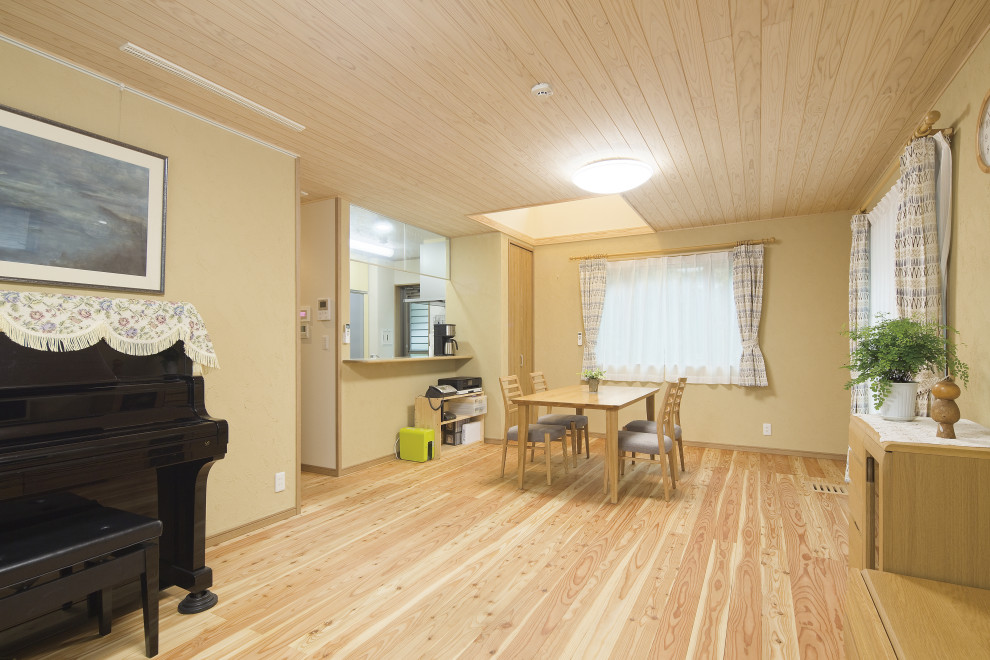 Photo of a modern living room in Tokyo Suburbs.