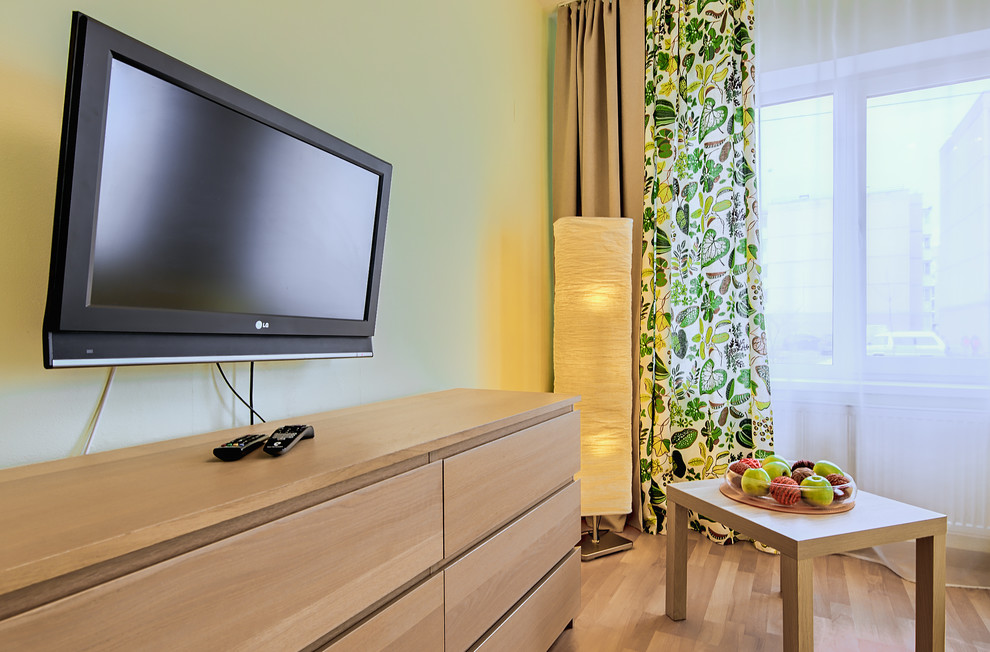 Столик и ТВ от входа