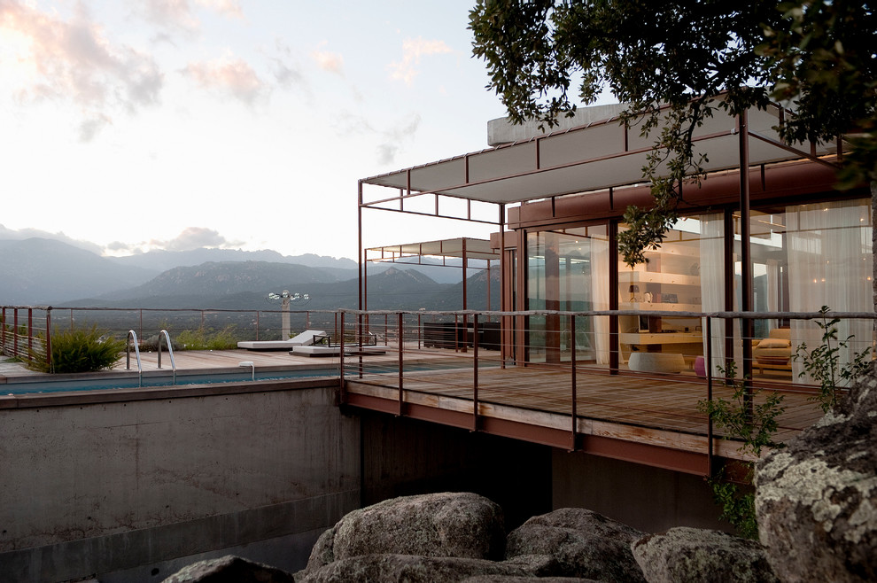 Idées déco pour une très grande terrasse contemporaine.