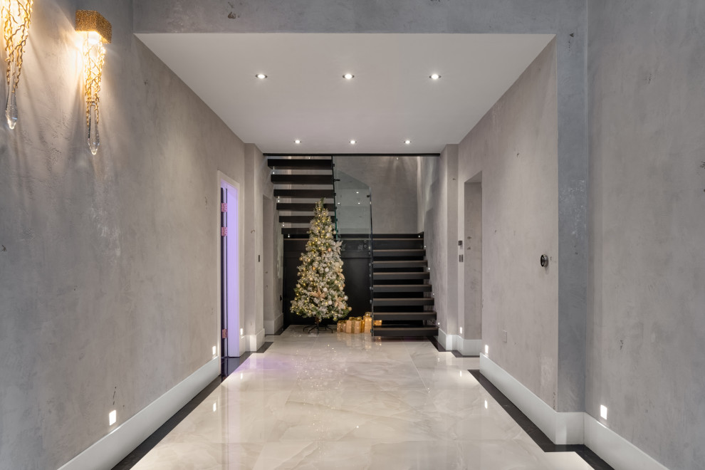 Foto di un ingresso o corridoio minimalista con pareti grigie, pavimento in gres porcellanato e pavimento bianco