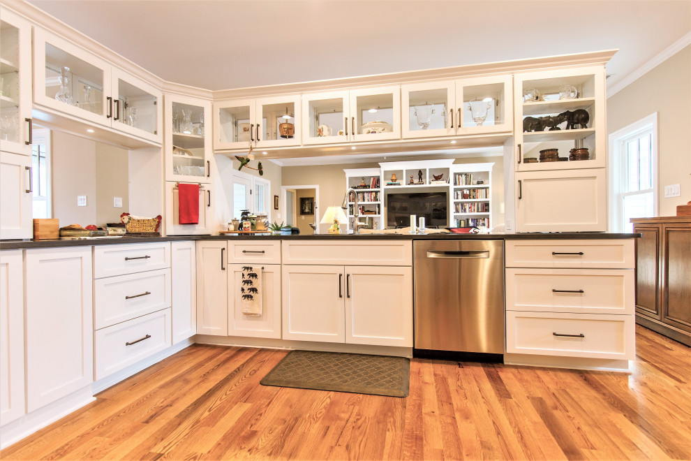 Kitchen - transitional kitchen idea