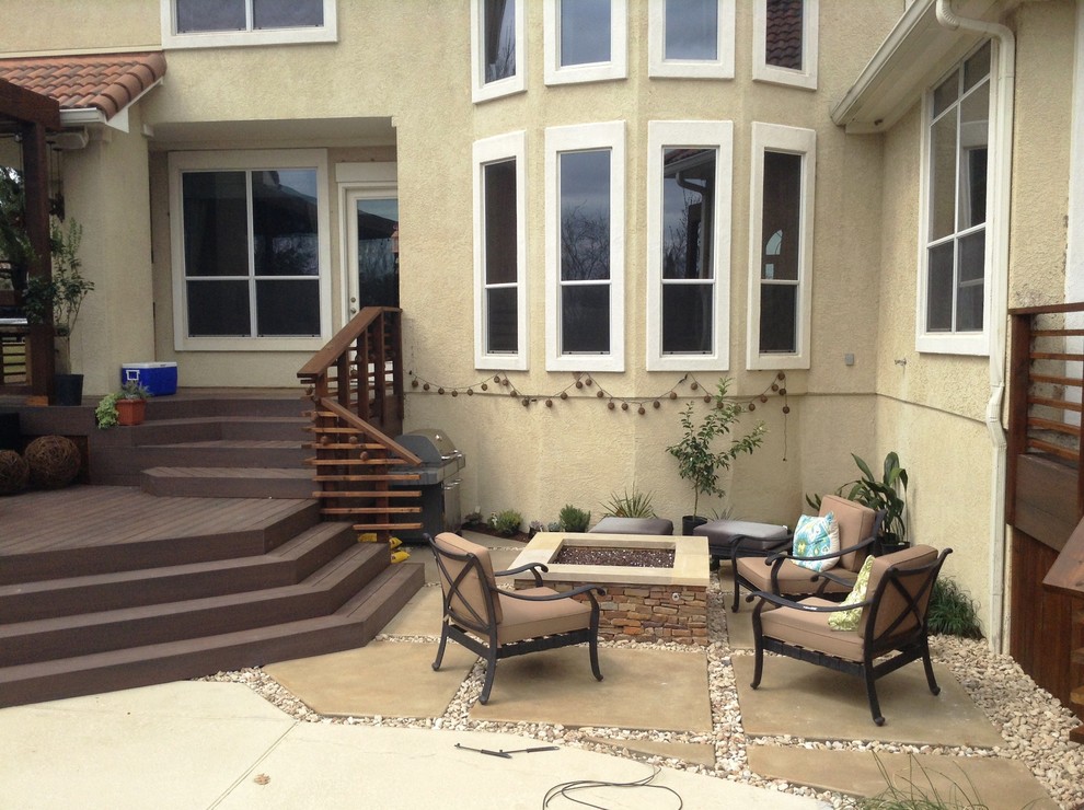 Example of a transitional patio design in Austin